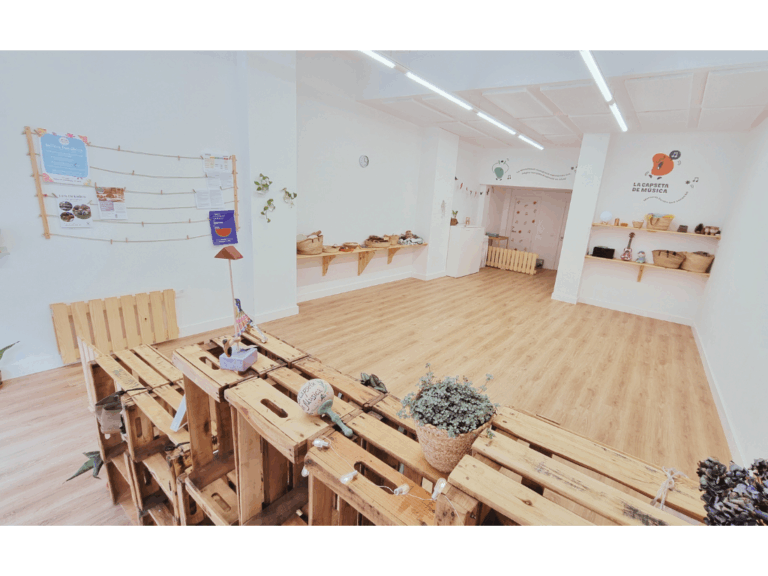 Local diàfan lloguer de sala per a activitats al centre de Reus, sota de la plaça Llibertat i a cinc minuts a peu de la plaça Prim. Baix Camp i Camp de Tarragona.