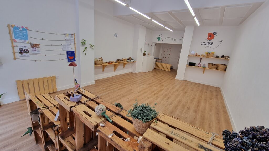 Música en família al cor de Reus. El nostre espai està pensat sobretot per a infants de 0 a 3 anys. Nadons i les seves famílies. I també per a tallers familiars.
