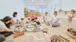 Sessió de música en família a Reus. Infants gaudint i compartint amb els adults.