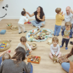 Infants i adults feliços a classe de música a Reus, Camp de Tarragona