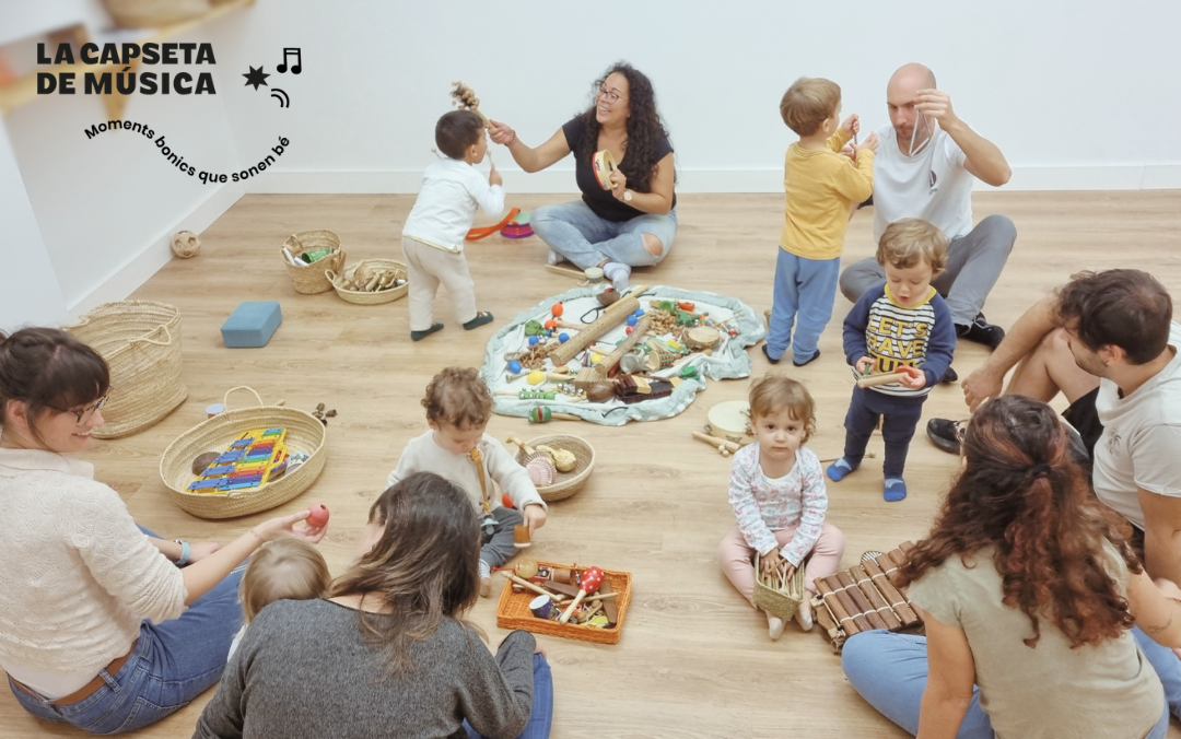 Infants i adults feliços a classe de música a Reus, Camp de Tarragona
